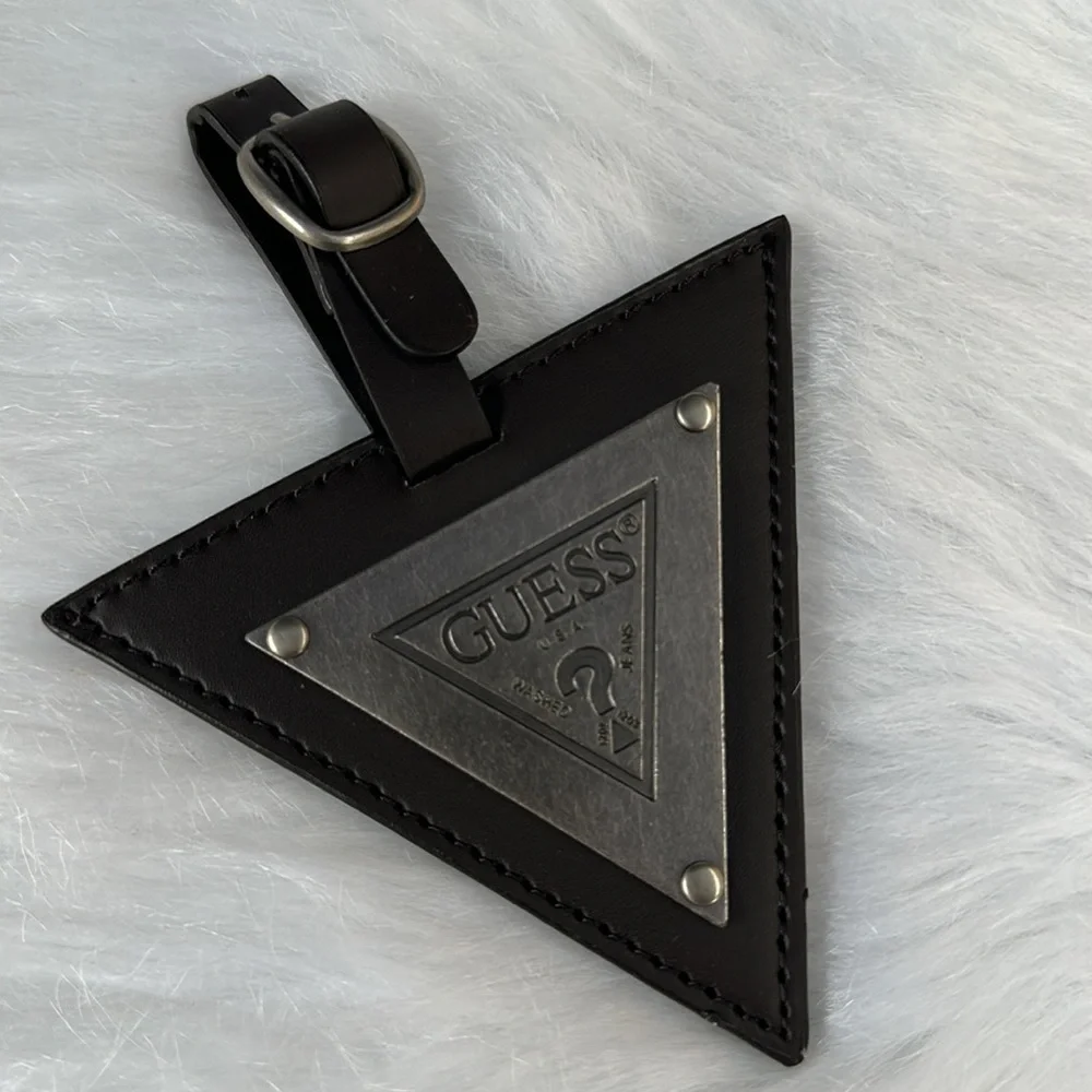 New GUESS Triangle Key Ring